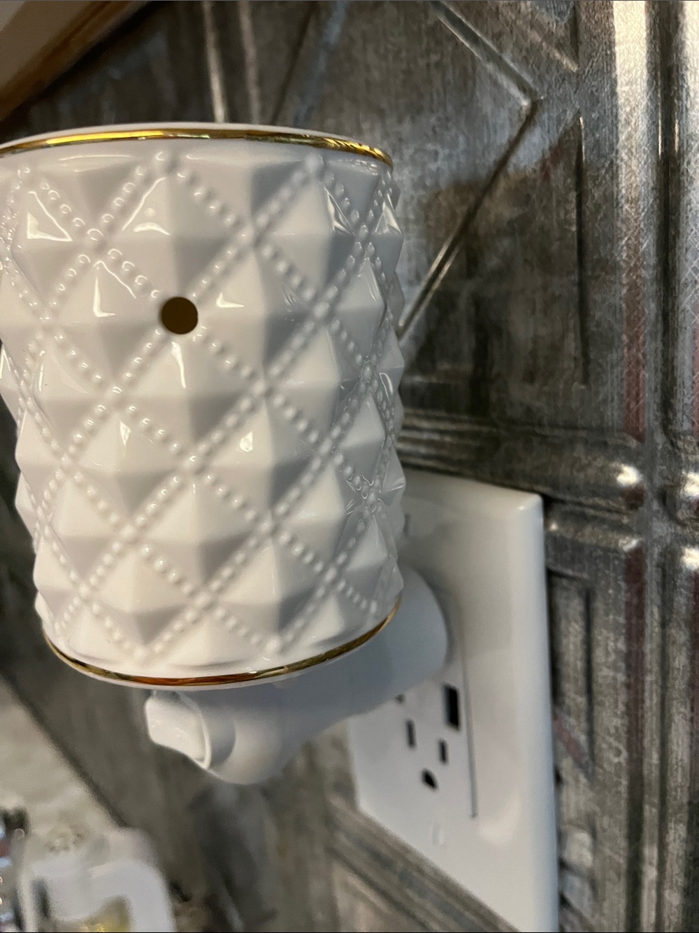 Scentsy: White Quilted Ceramic Plug-In Wax Warmer with Gold Trim - Picture 2 of 4